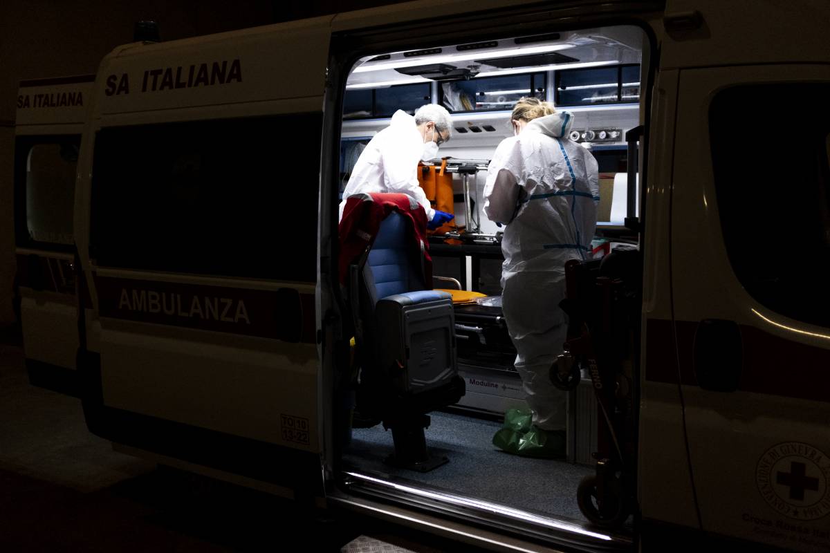 Orrore con la fiocina: ammazza la madre poi finisce in ospedale con l'arpione nell'occhio