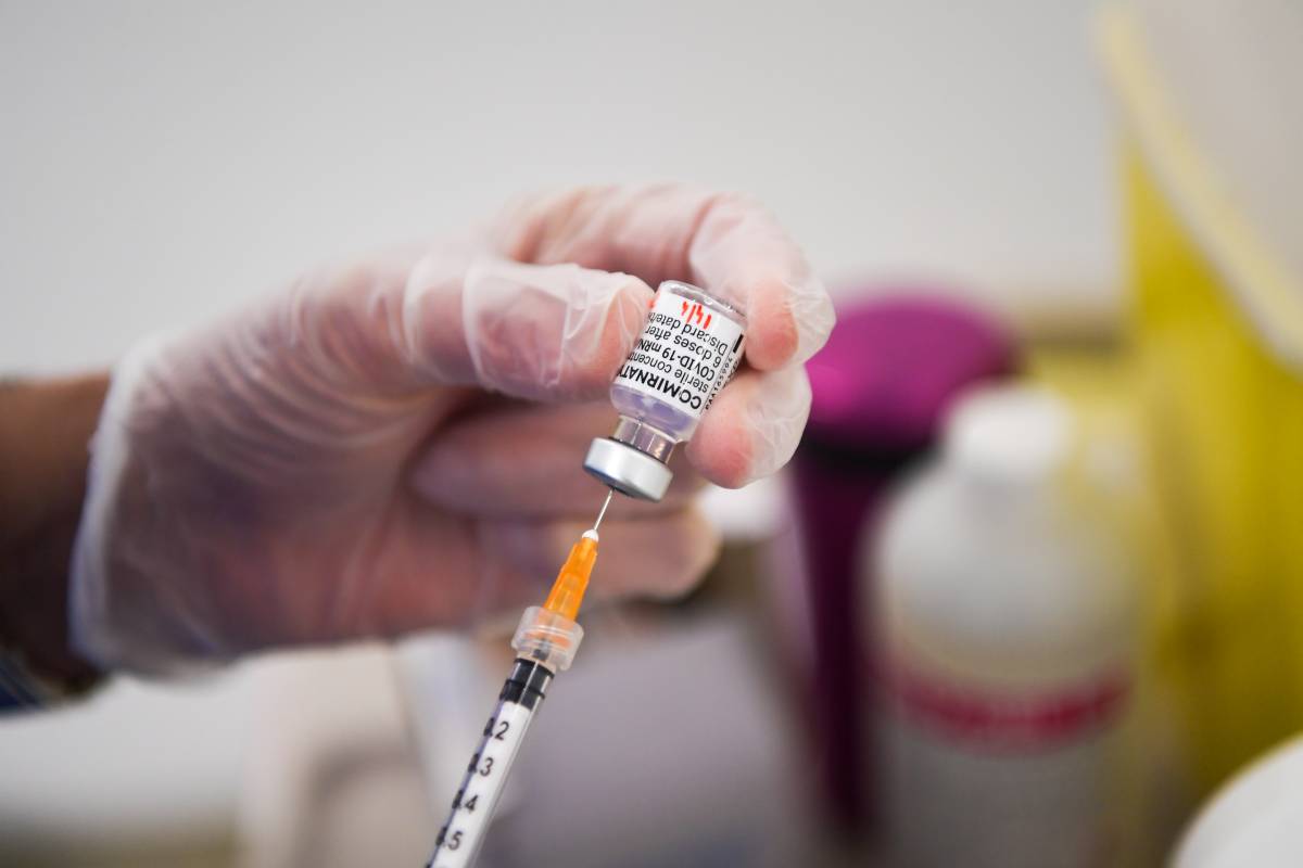"Non generano varianti". Smontata un'altra fake news sui vaccini