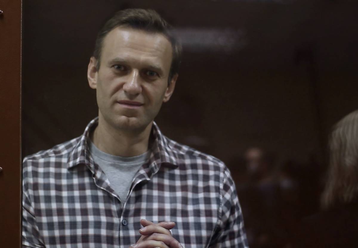 Medici civili da Navalny "Se non mangia muore". E lui elettrizza la piazza