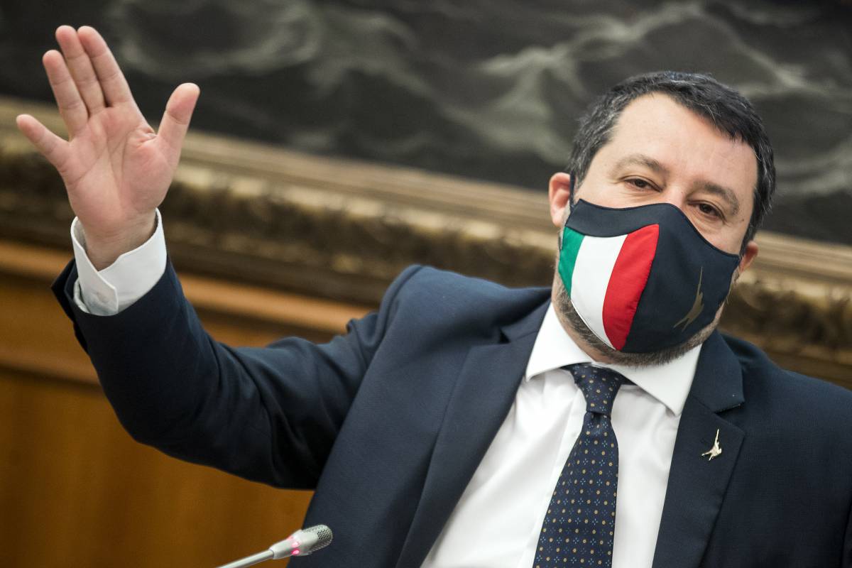 Salvini traccia la rotta sulle riaperture. Poi la bordata su Grillo