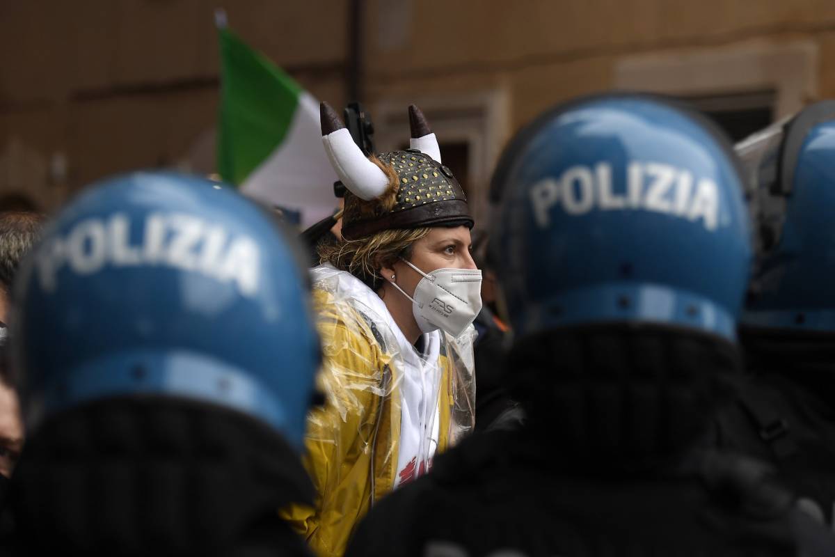Fascisti, evasori, sfigatissimi: l'odio rosso per l'Italia in ginocchio