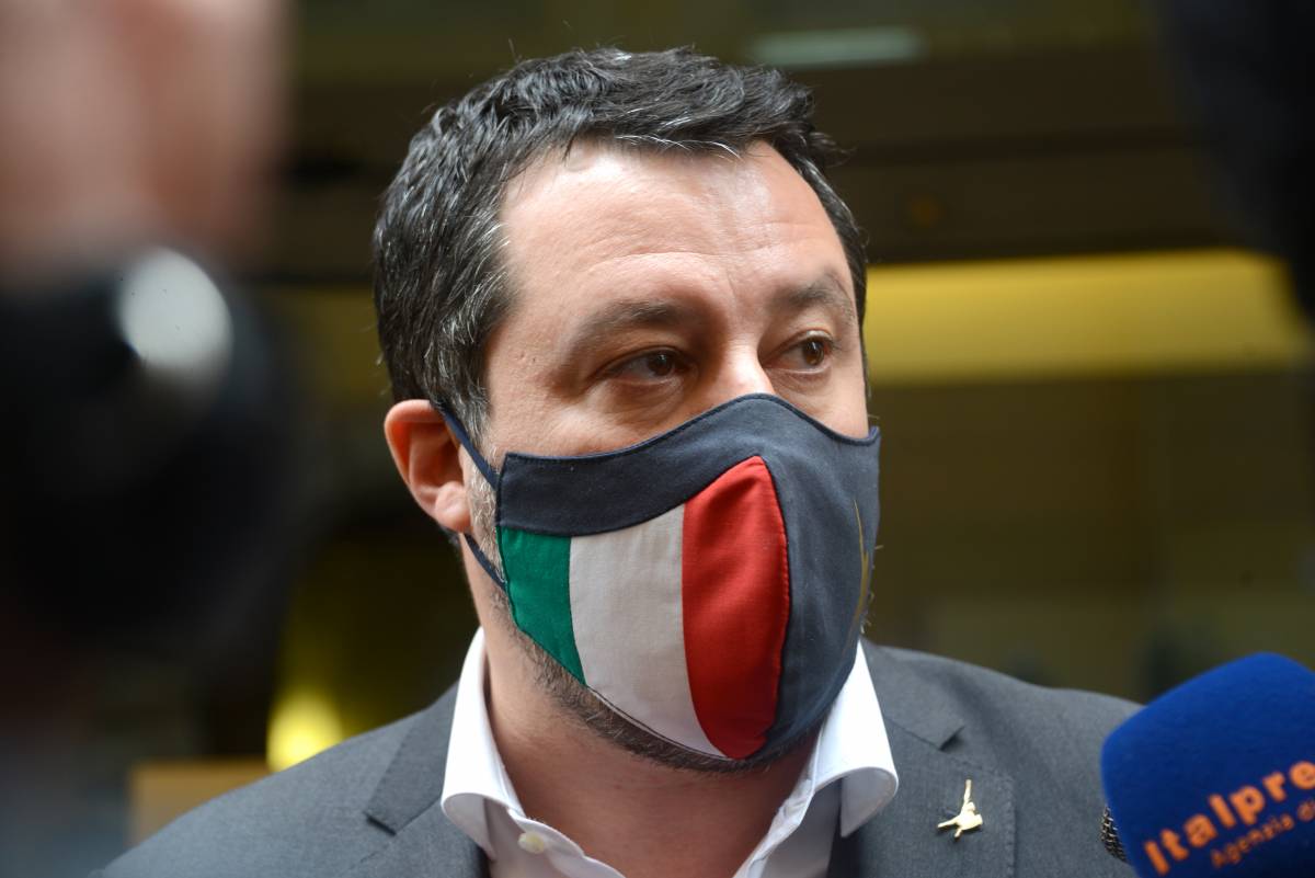 Salvini si muove sul filo del Papeete. Ma rischia l'angolo nella partita Colle
