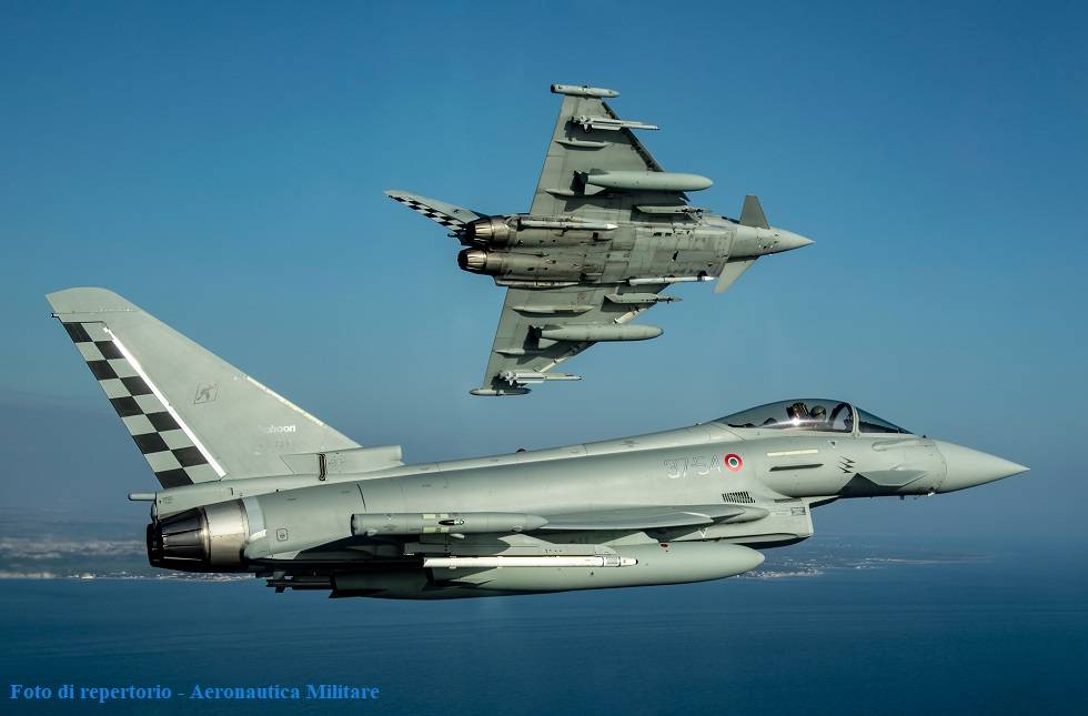 Decollo su allarme per una coppia di Typhoon dell'Aeronautica Militare 