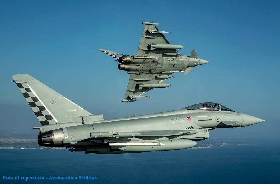 decollo su allarme per una coppia di typhoon dell aeronautica militare ilgiornale it