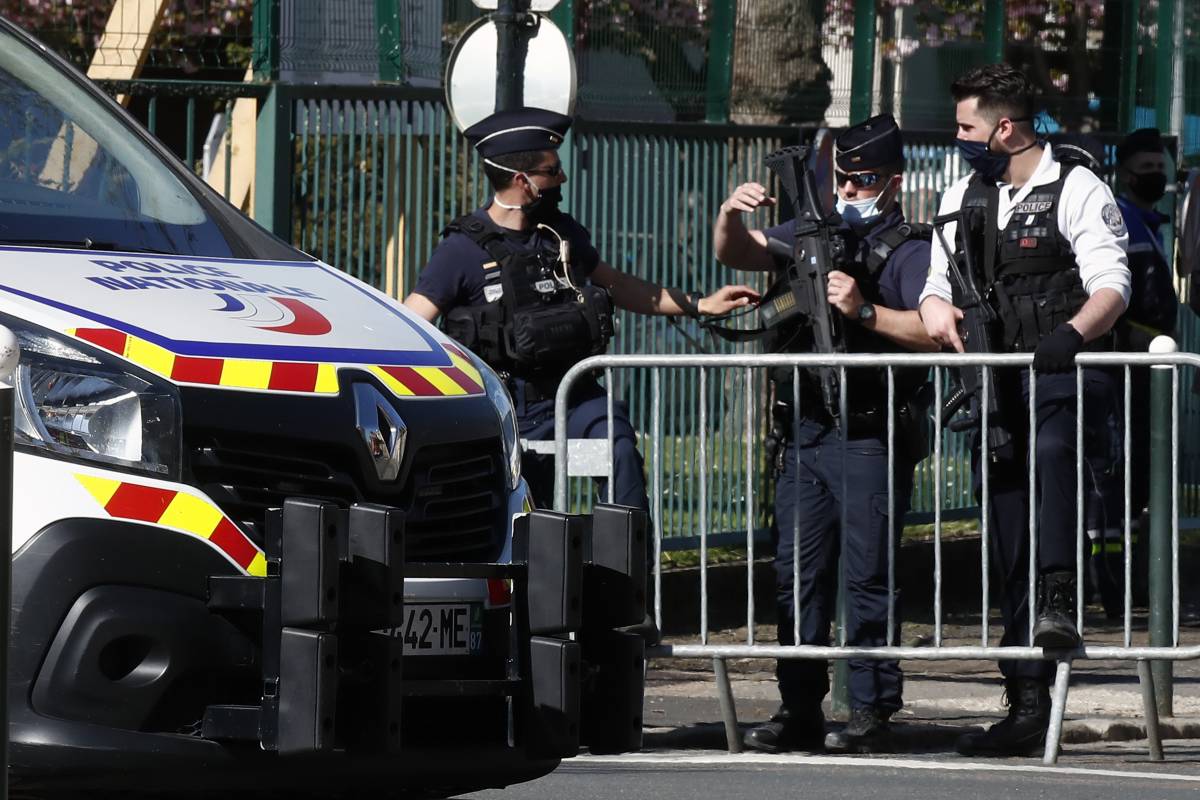 Ancora terrore a Parigi: poliziotta sgozzata al grido di "Allah Akbar"