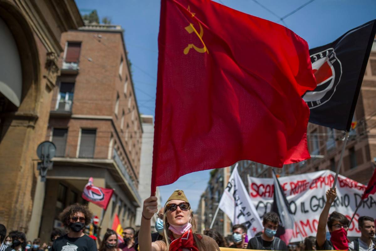 Sotto le bandiere rosse vale tutto: a Bologna sinistra in piazza e rave party