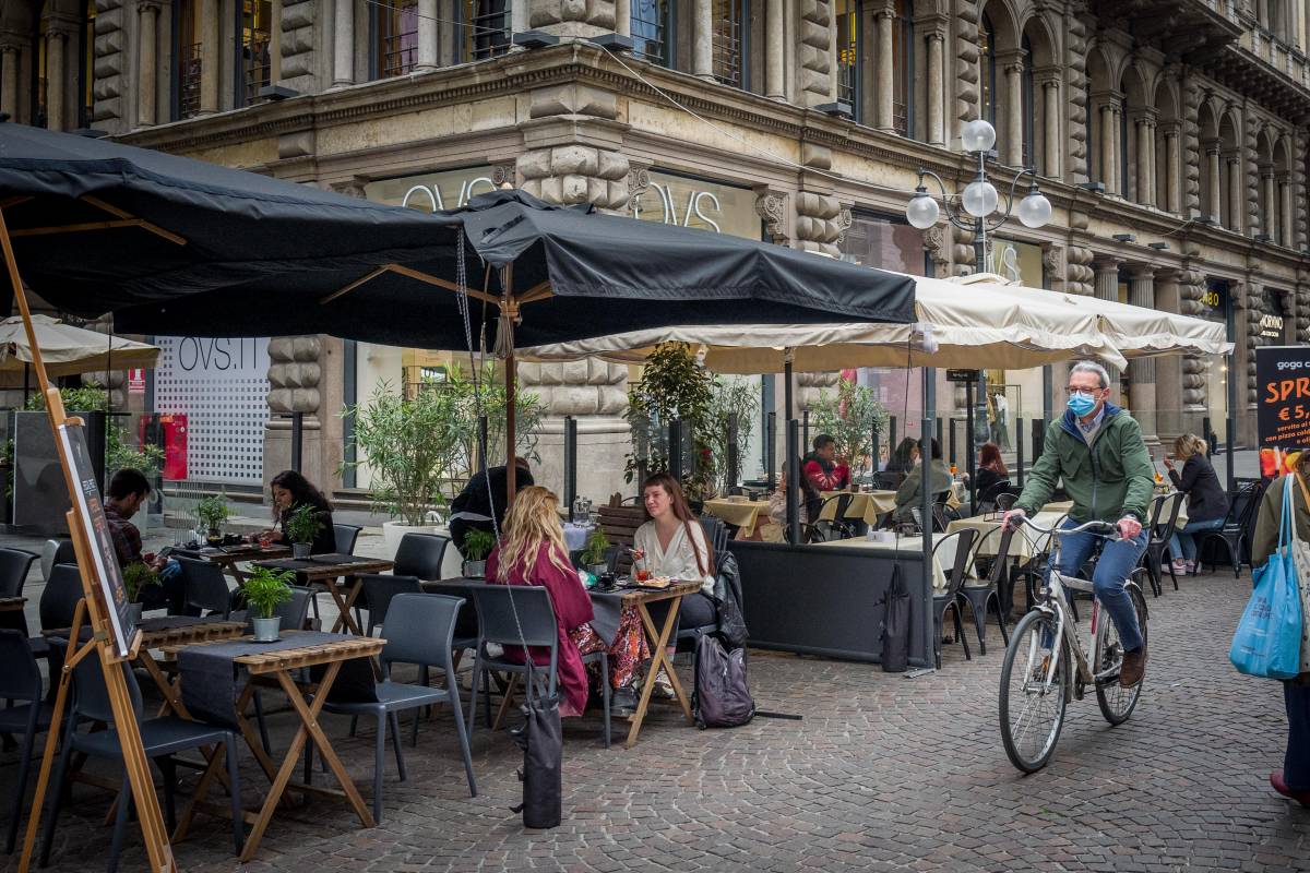 Il ritorno dell'Italia in giallo: caffè al tavolo e a cena fuori. Promossi i mezzi pubblici