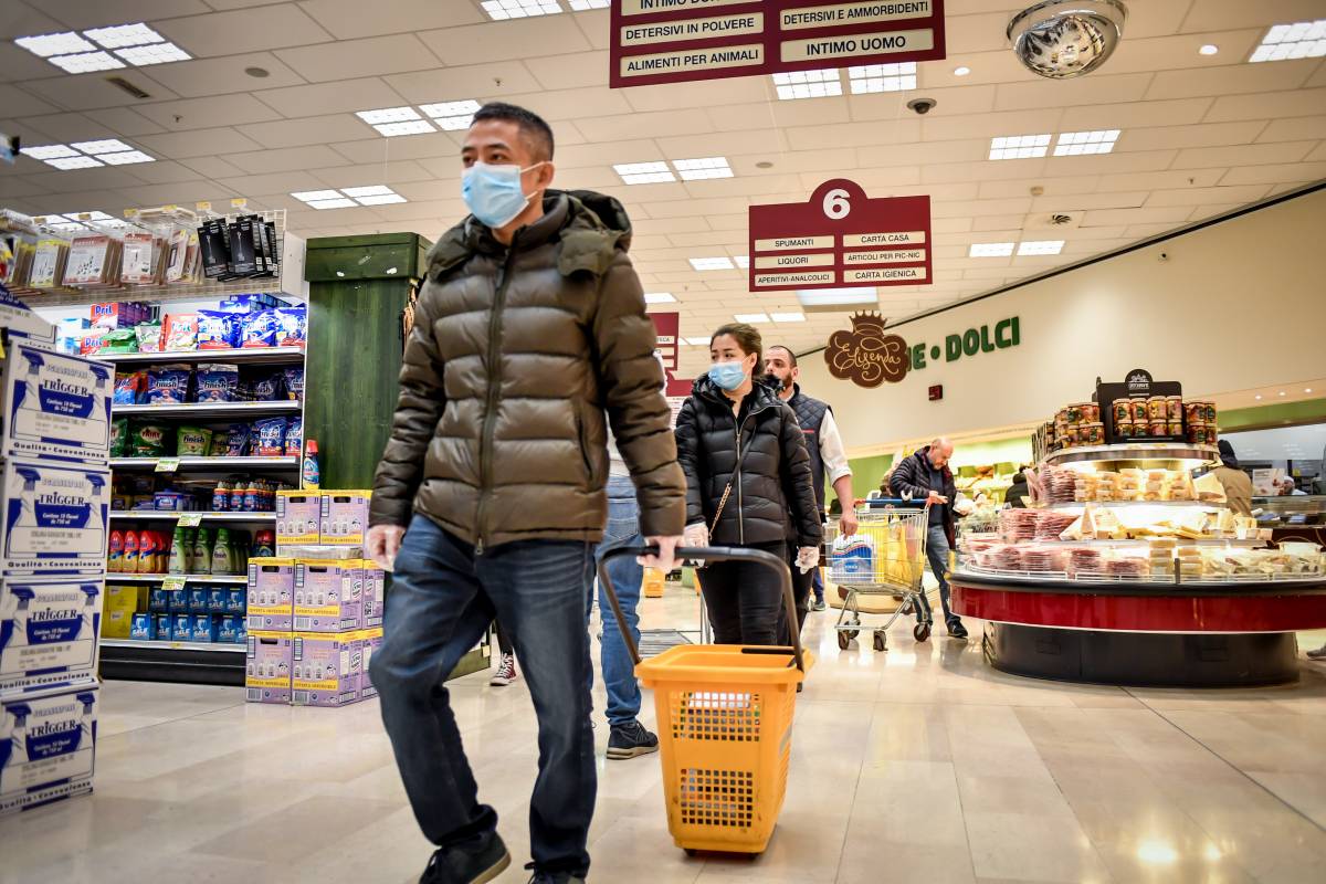 "La spesa dei single": un cuore sulla mascherina per conoscersi al supermercato