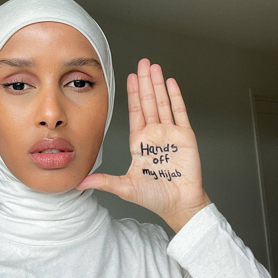"Il velo è un diritto". La modella musulmana contro la Francia