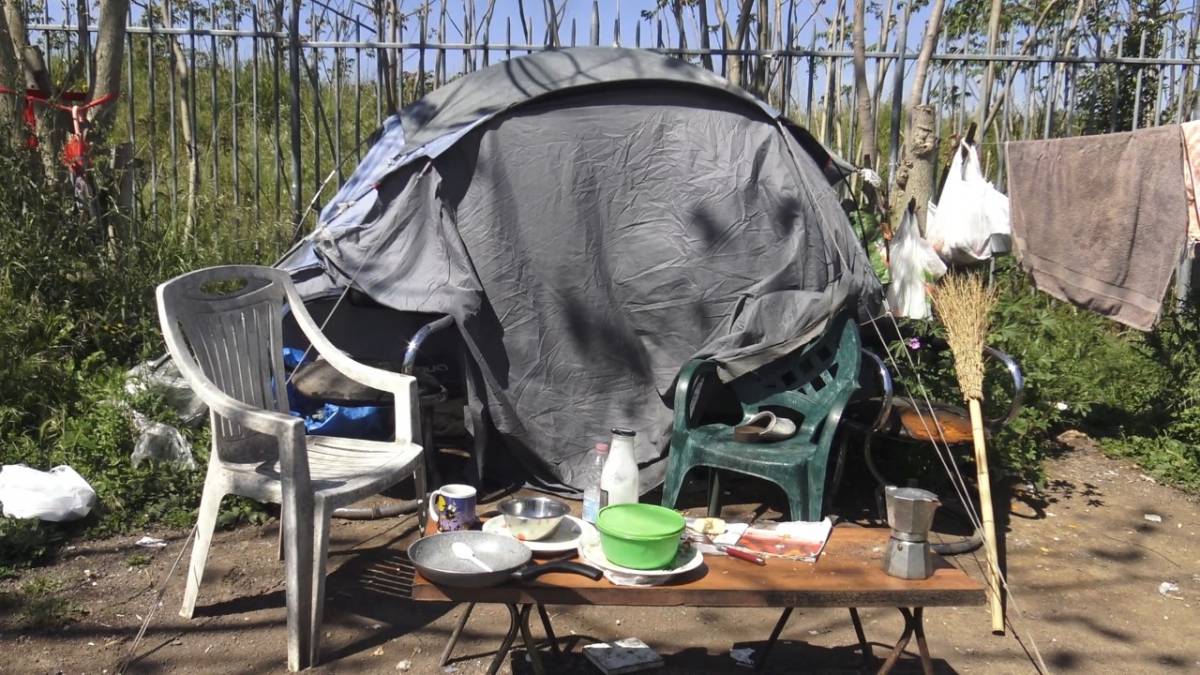 Migranti irregolari e rom: il camping clandestino nella villa archeologica