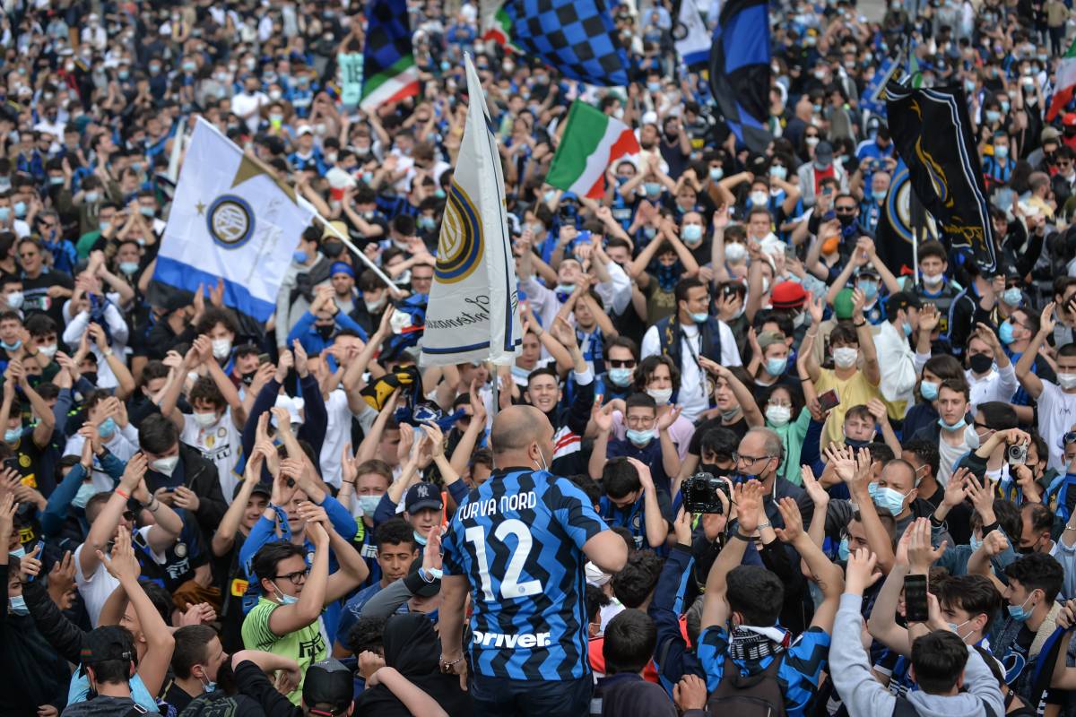 È bufera sulla festa Inter: "Assembramenti. Sala dov'è?"