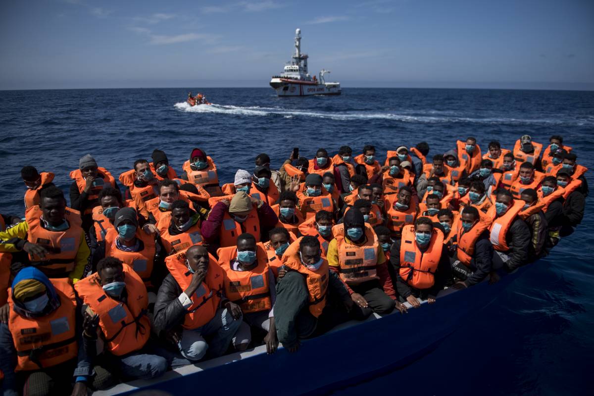 Mille migranti "invadono" l'Italia. Lega in pressing su Draghi