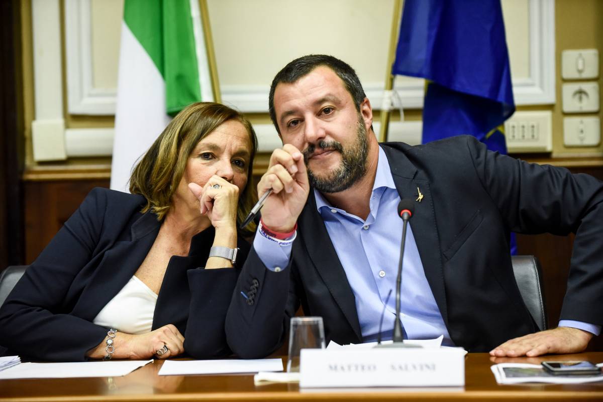 "Incapace". "Dannoso". Lo scontro finale Salvini-Lamorgese è una mina innescata nel governo Draghi