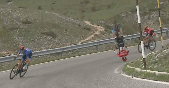 Volo in discesa e bici spezzata in due: incidente choc al Giro d'Italia