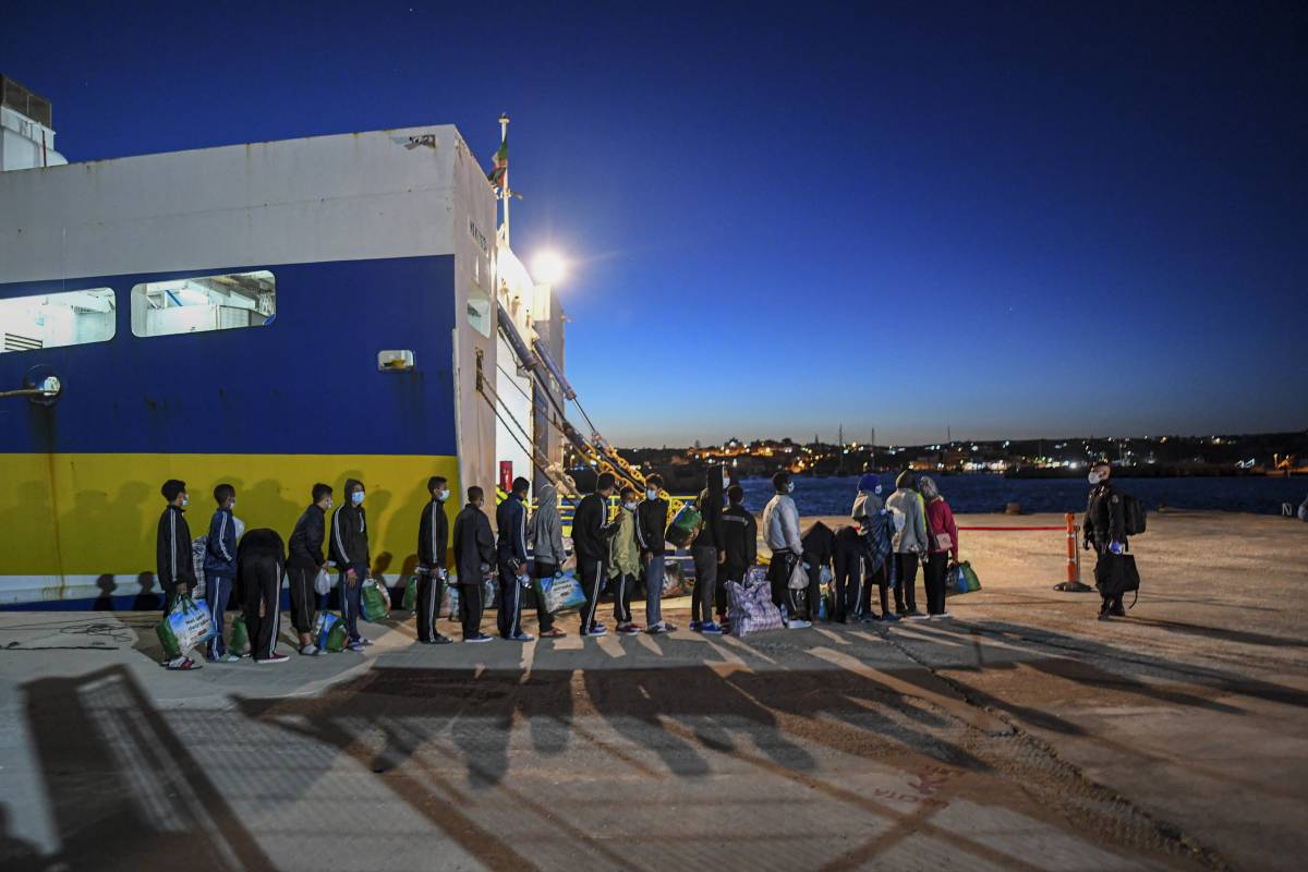 L'assalto all'Italia non si ferma. Oltre 1.800 arrivi a Lampedusa