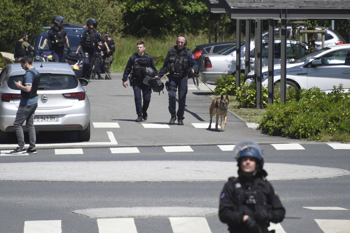 Francia, follia e Corano "Islamico radicalizzato" accoltella una poliziotta