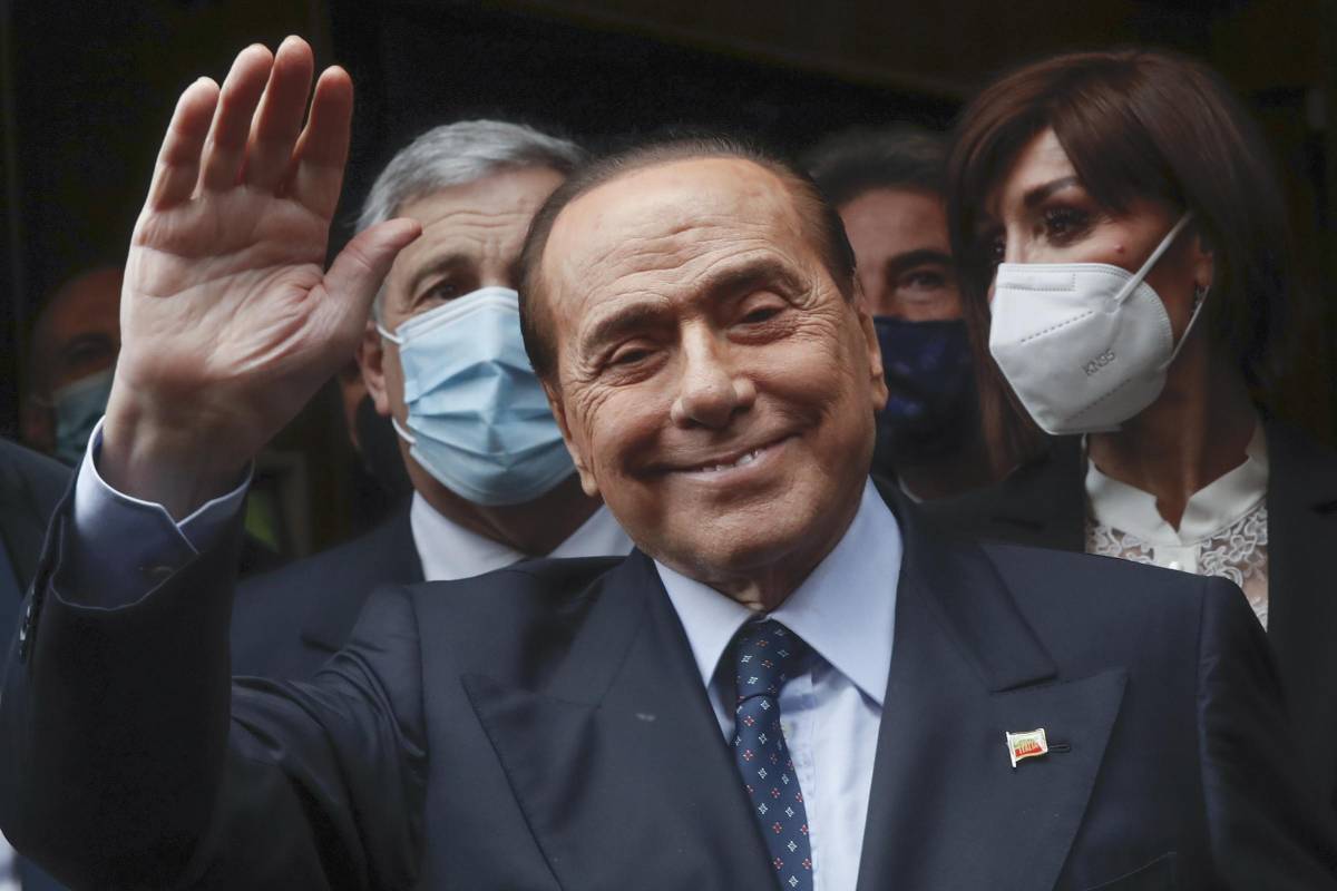Il ritorno di Berlusconi scuote web e Palazzo. "Ruolo insostituibile"