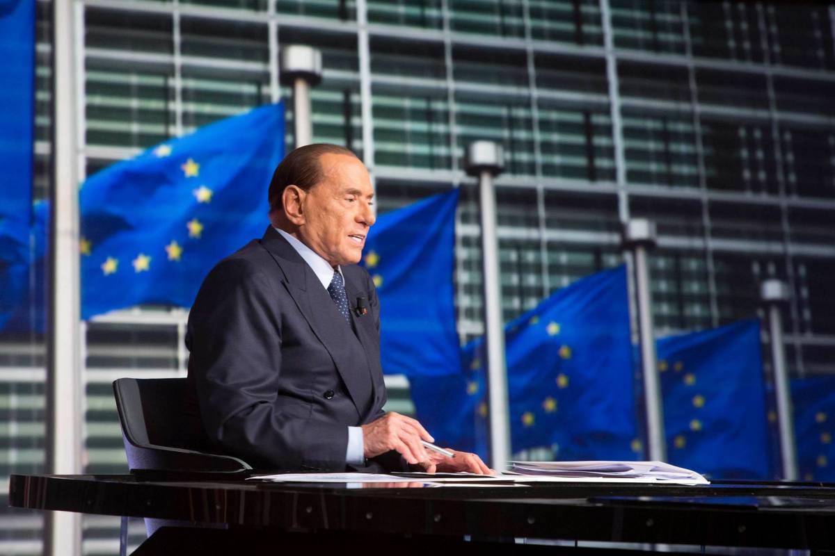 Berlusconi alla Ue: "Ora esercito e difesa comuni"