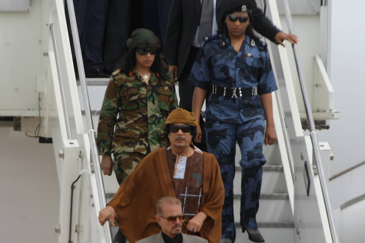 La mossa di Macron in Libia: restituirà a Tripoli il jet appartenuto a Gheddafi 