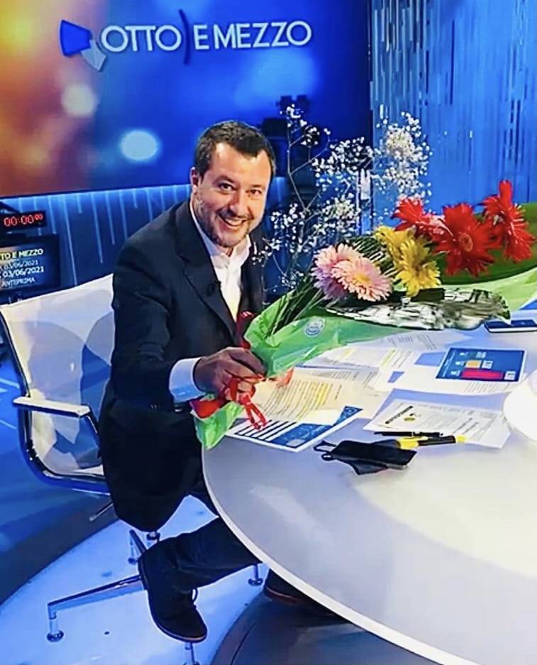 Salvini con i fiori dalla Gruber: "Non è più tempo di bisticciare"