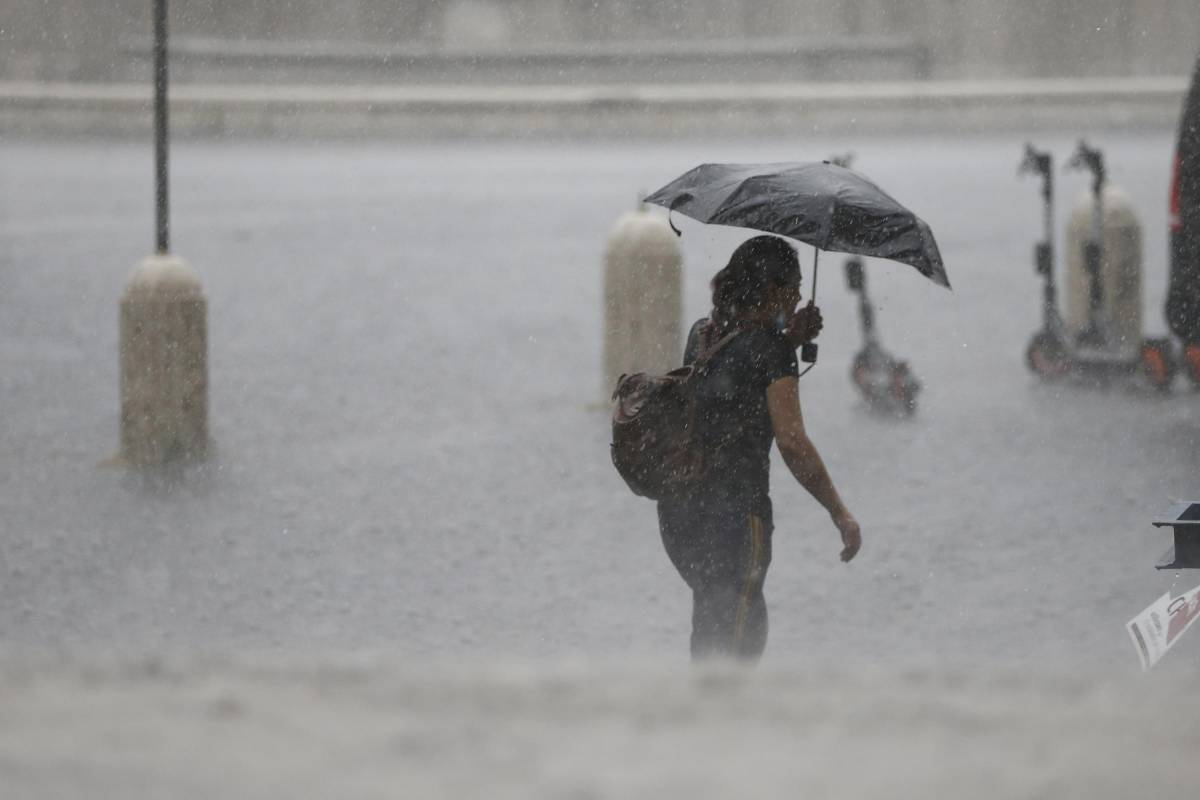 Nubifragio a Roma, evacuati 40 piccoli da una scuola. Raggi sommersa dalle critiche: ironizzò su Marino