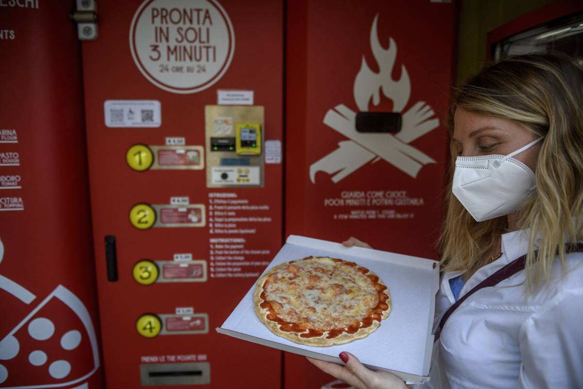 Il distributore di pizza calda scandalizza gli americani