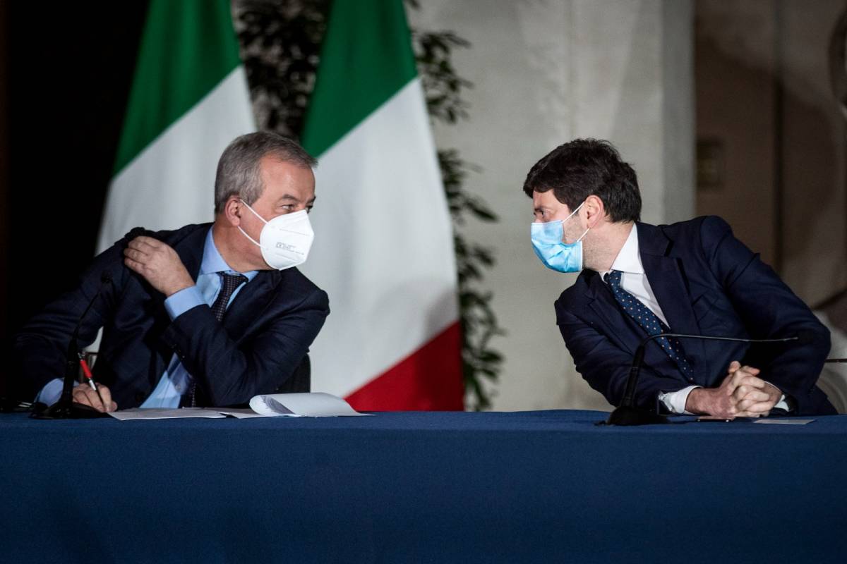 "Lockdown per i No Vax? In Italia non si può fare". Terza dose agli under 60