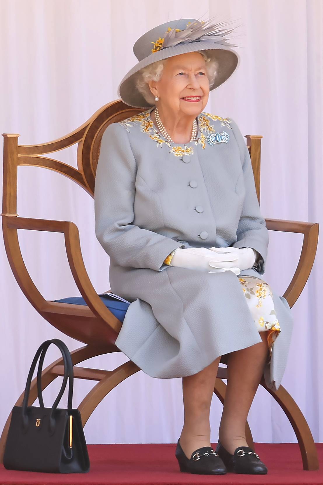 La "sfilata" senza Filippo: quel dettaglio nell'abito della Regina