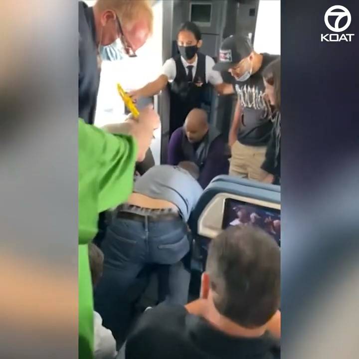 Passeggero tenta di aprire portellone dell'aereo durante il volo
