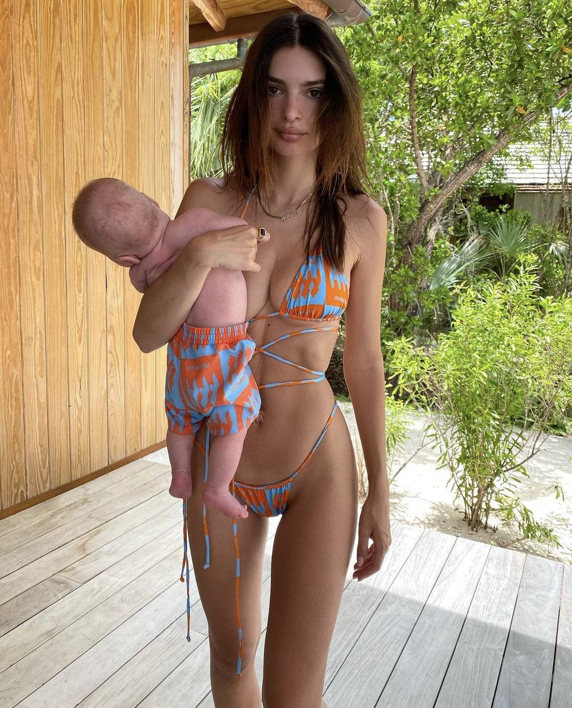 non si tiene in braccio cosi un bambino bufera sulla ratajkowski ilgiornale it