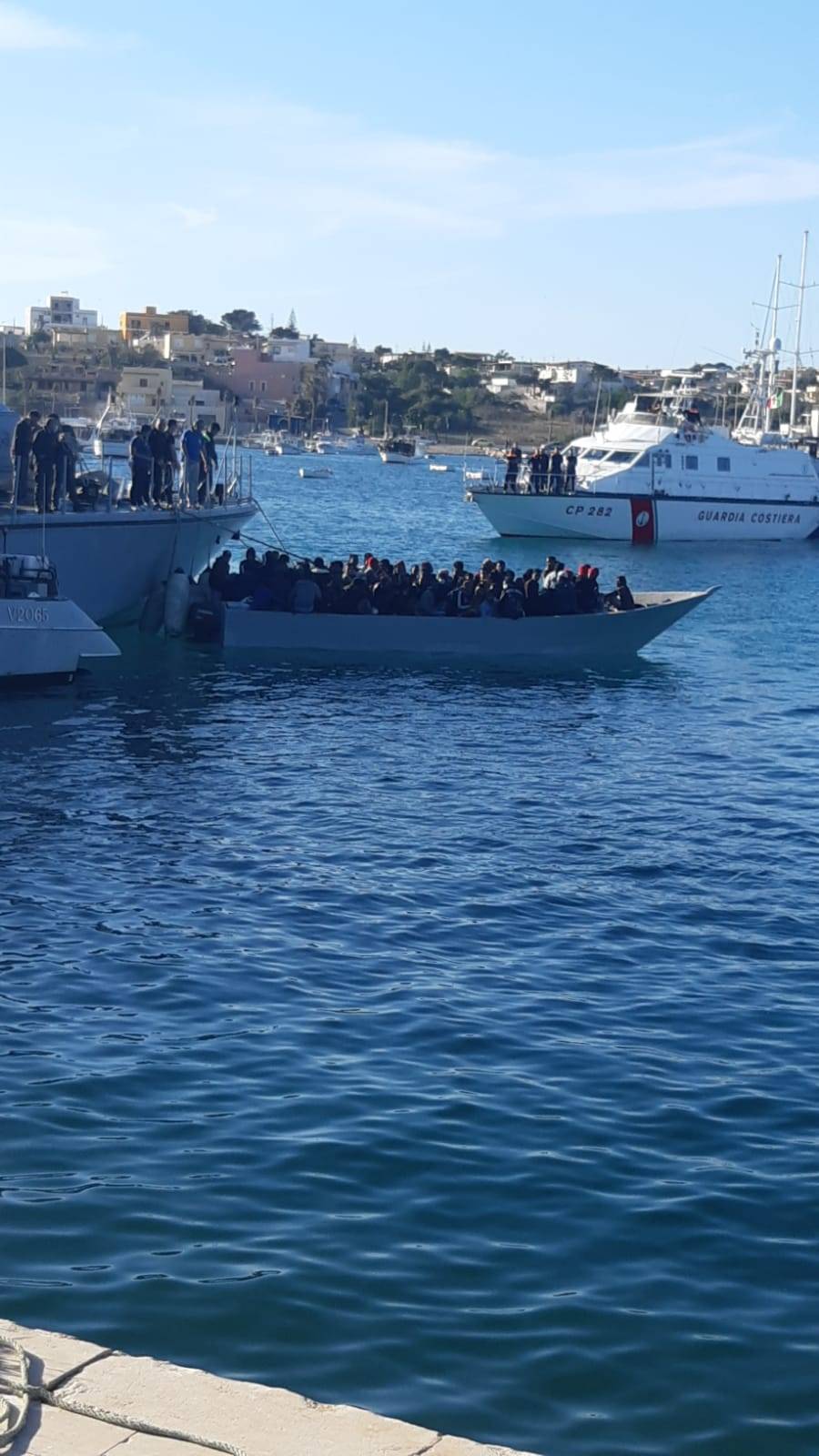 Sbarchi senza fine: l'hotspot di Lampedusa è (ancora) al collasso