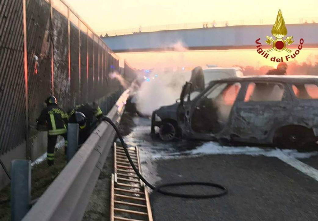 Assalto a un portavalori sull'autostrada A1: furgone in fiamme e chiodi sulla carreggiata
