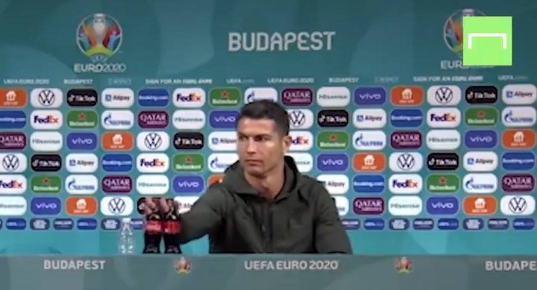Il gesto di Ronaldo in conferenza stampa che spiazza tutti: "Acqua..."