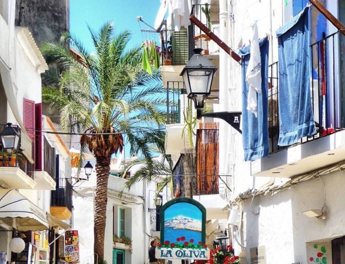 Il cuore verde di Ibiza tra storia e movida