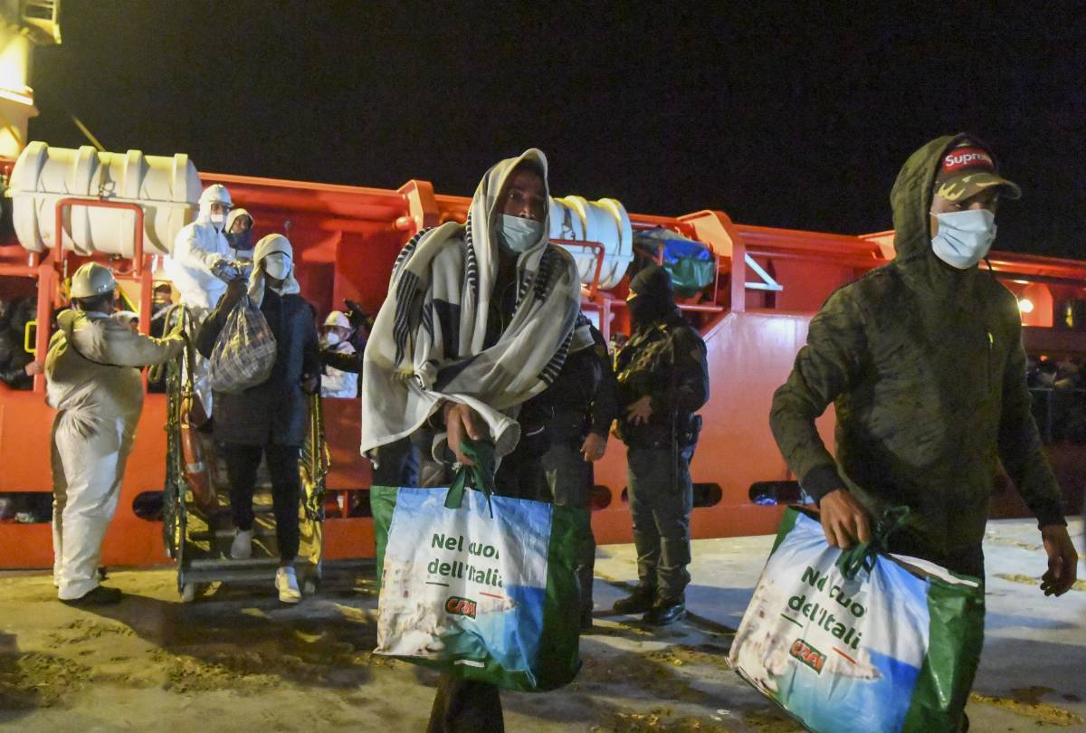Sbarchi a raffica a Lampedusa: già arrivati 21mila migranti