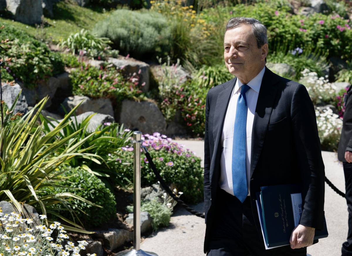 Draghi: "Io stesso farò eterologa. Liberi di fare seconda dose AstraZeneca"