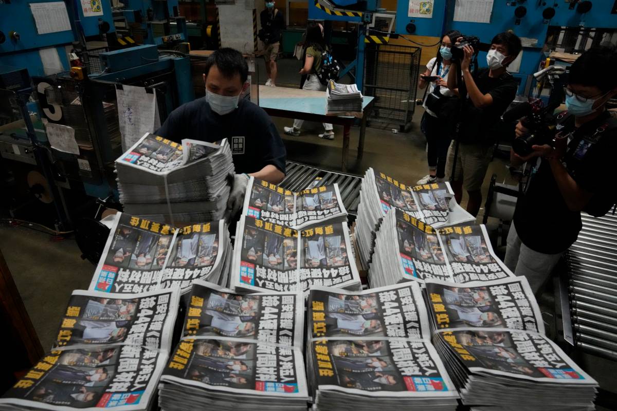 Hong Kong, in coda per comprare l'Apple Daily. E sugli arresti è scontro Washington-Pechino