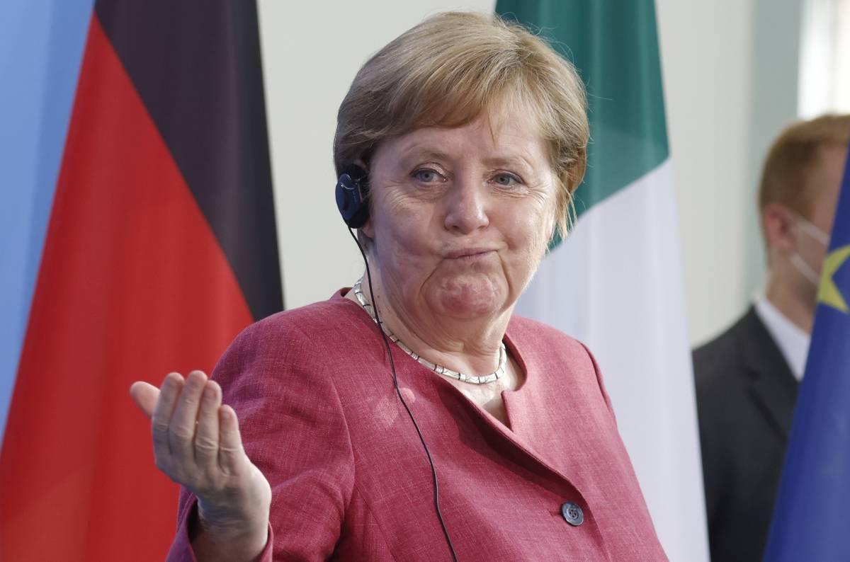 Olio puzzolente su Merkel, migranti in fuga e Grillo: quindi, oggi...