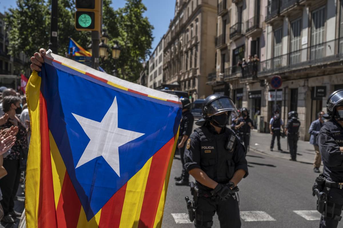 Madrid regala la libertà ai separatisti catalani. Ma la Spagna si divide