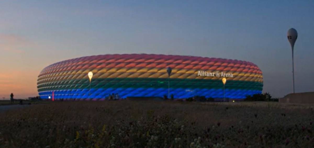 "No allo stadio arcobaleno". Ma la Juve si colora il logo