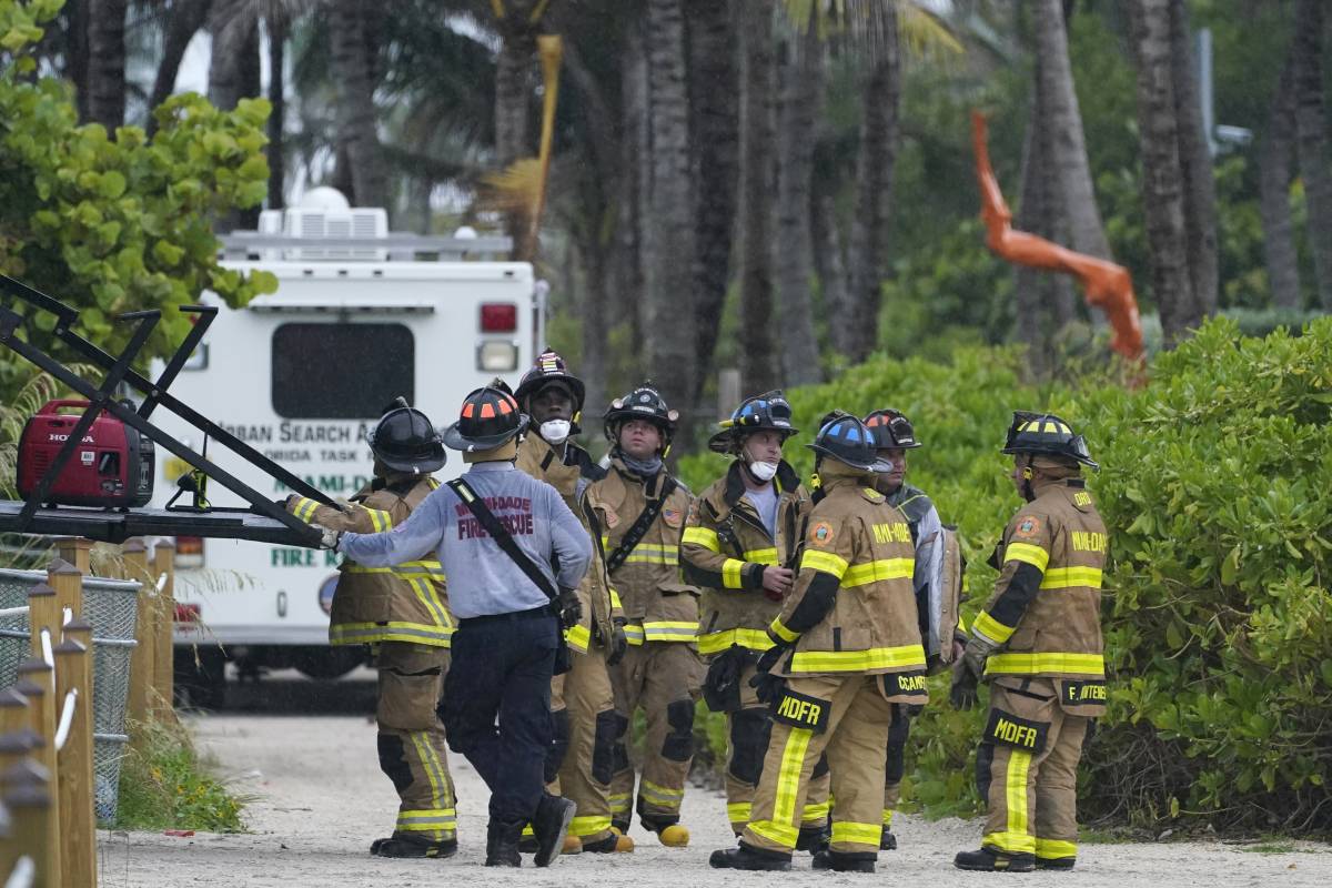 Crollato un palazzo a Miami: "Disastro, almeno 50 dispersi"