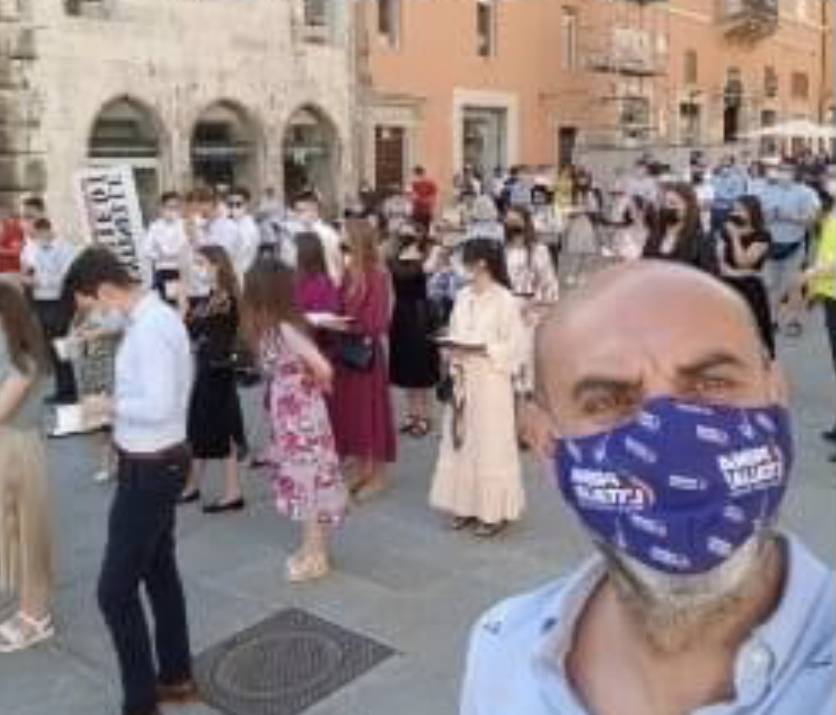 "Vergogna, fascisti": insulti a una manifestazione silenziosa contro il ddl Zan