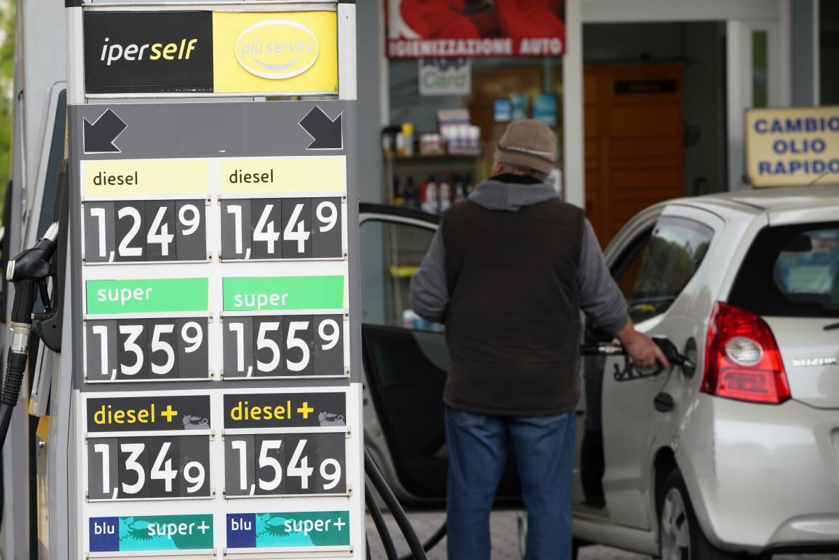 Il Tar: "Obbligo di cartello per i benzinai". Dal primo agosto torna il prezzo medio