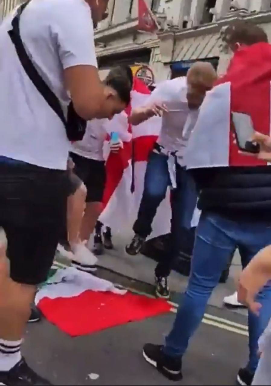 Vergogna inglese: strappano e calpestano la bandiera italiana