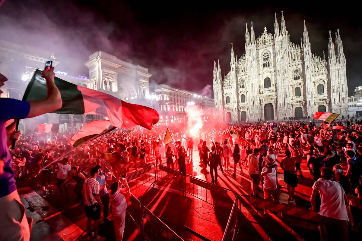 Piazza Italia esplode di gioia, il Tricolore come mascherina
