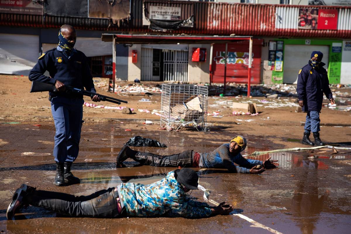 Rivolta nel Sudafrica in ginocchio. Violenza nelle strade: 45 morti