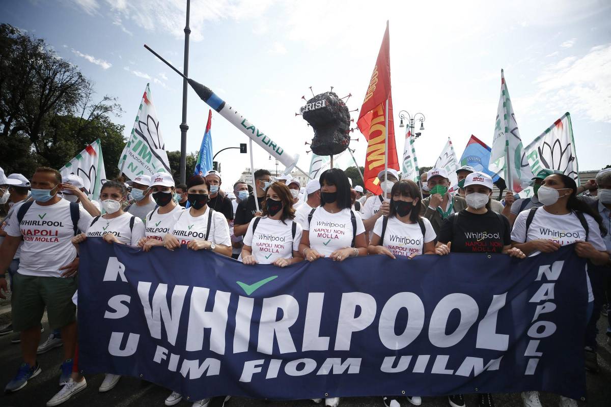 Whirlpool chiude a Napoli, il governo cerca la soluzione