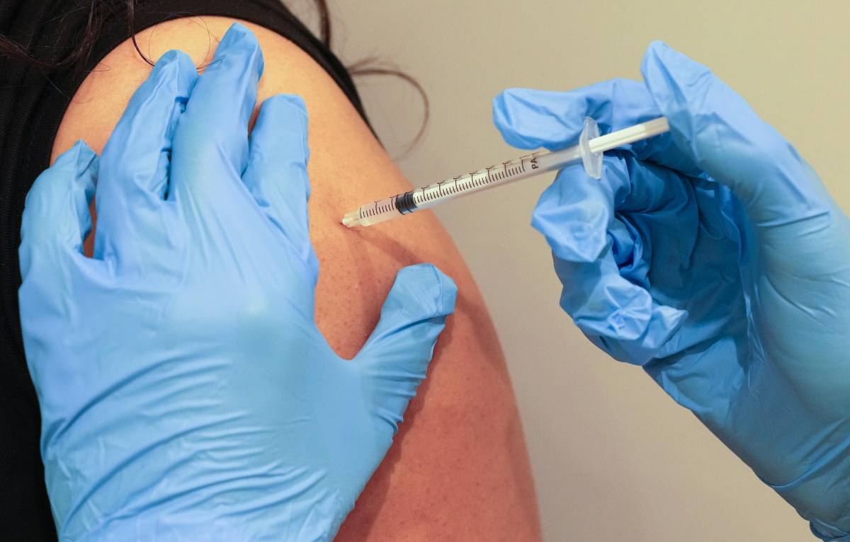 La folle crociata dell'infermiera. No Vax: quasi 9mila iniezioni con la soluzione salina
