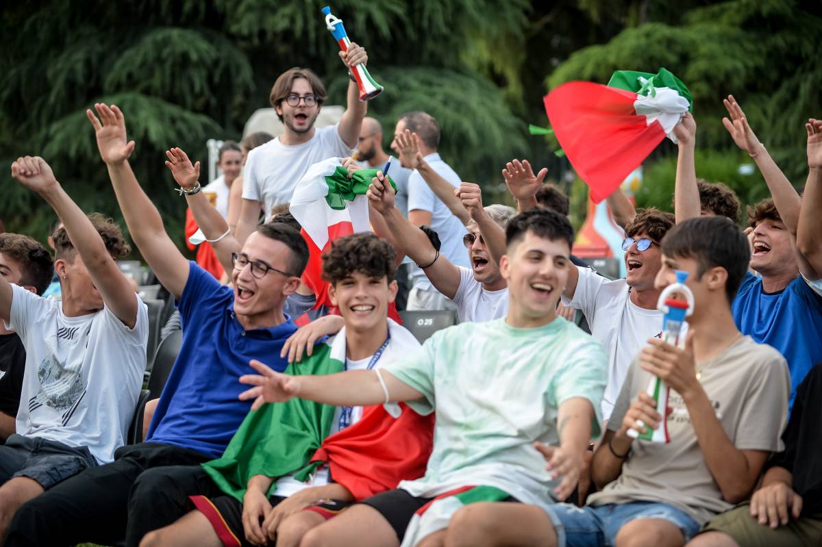 Dilaga ovunque la "variante azzurra": in un pub di Roma 91 contagi da maxischermo