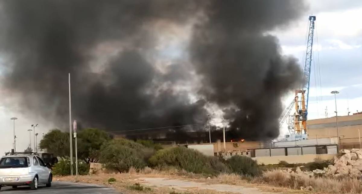 Materassi dati alle fiamme: 30 migranti in fuga da Pozzallo